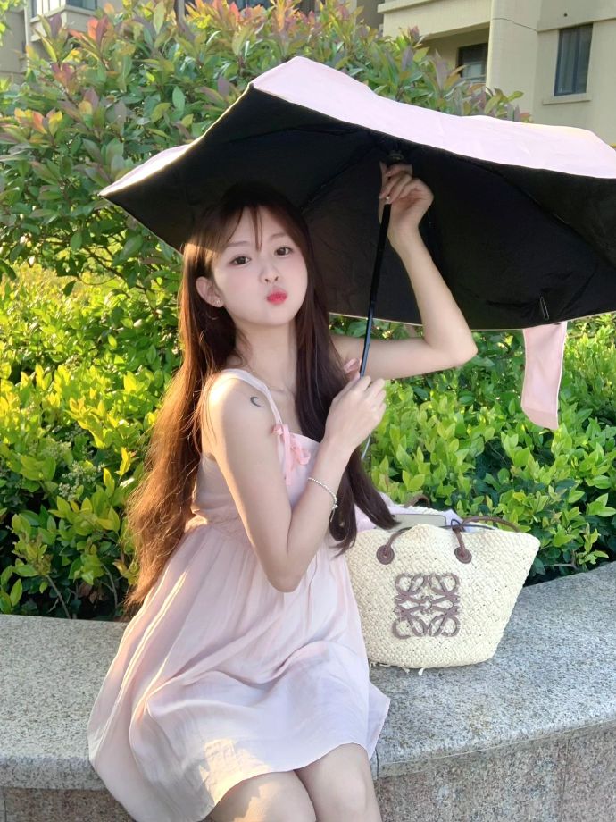 曲婉婷癌症消息引发热议，网友热议：这是否为现世报？